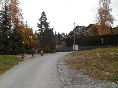 pour le tour court, il faut tourner à gauche et si vous voulez rejoindre les Ecluses avec place de jeux prendre à droite et remonter le sens unique