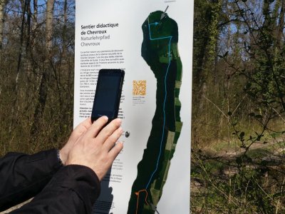 Sur les panneaux, des codes QR à scanner