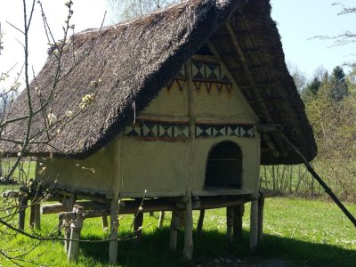 Reconstitution d'une maison néolithique, sur piloti