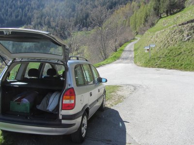 Il est possible de parquer deux voitures au départ de la route du col du Tronc, juste en-dessous du début du sentier pédestre