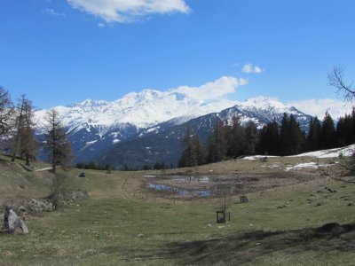 un étang agrémente la vue depuis le col du Lein en direction du massif des Combins
