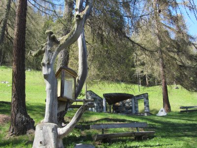 une chapelle en plein air en face de la place pour les grillades