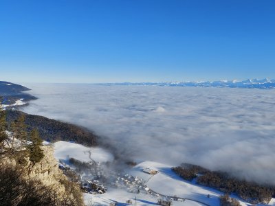 Joli coup d'oeil sur la mer de brouillard, après une montée en raquettes