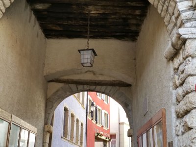 <p>Passage sous la tour rouge</p>