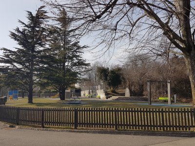 La place de jeu au bord du lac