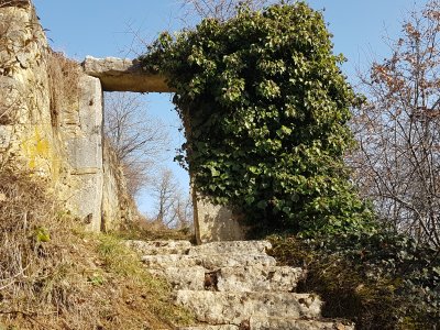 En montant en direction du château