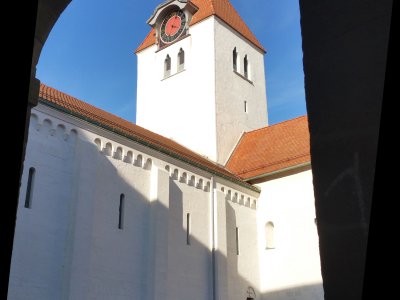 <p>L'église, vue du cloître</p>