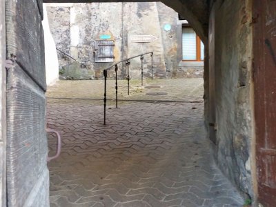 <p>Peu après la Tour de Gex, passage sous une maison pour rejoindre la Rue Basse</p>
