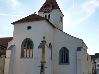 <p>Fontaine octogonale, devant l'église</p>