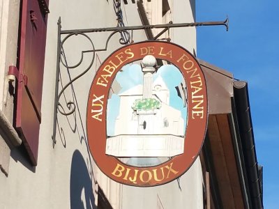 <p>Enseigne, à la Rue Haute</p>