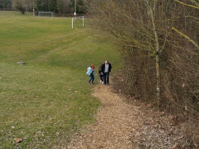 La montée, le long des terrains de sport