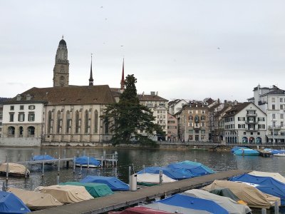 Au premier plan la Helmhaus, au fond une des tour de la Grossmünster