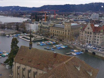 Vue sur l'embouchure de la Limmat, depuis la tour de la Grossmünster