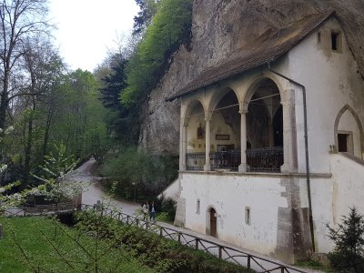 La chapelle de Verena, creusée dans les rochers