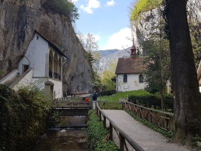 A gauche la chapelle de Verena, au milieu la chapelle de St Marin et à droite la maison de l'ermite