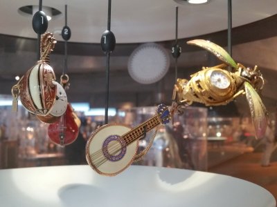 <p>Des montres en forme d'instruments de musique miniatures</p>