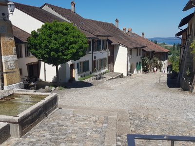 Très jolie rue pavée, pour rejoindre le bord du lac depuis le château