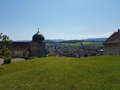 <p>L'esplanade devant la Tour Réfous</p>