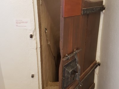 <p>La porte des cachots</p>
