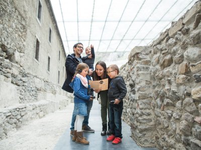 <p>Les enfants à la découverte de l'Abbaye</p><p>© Abbaye de Saint-Maurice.&nbsp;</p><p>Photo Aurélie Felli</p>