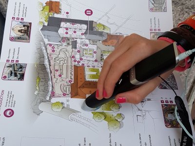 <p>La carte et le stylo spécial qui sert à scanner les bonnes réponses.</p>
