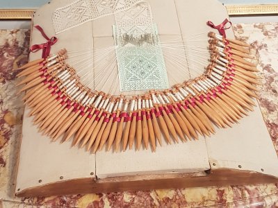 <p>Les premiers dimanches après-midi du mois une démonstration de dentellières est proposé au musée</p>