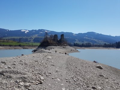 Lorsque le niveau d'eau est bas, on accède à lîle d'Ogoz à pied