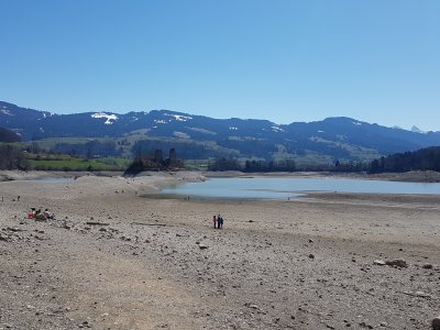 Au loin, l'île d'Ogoz