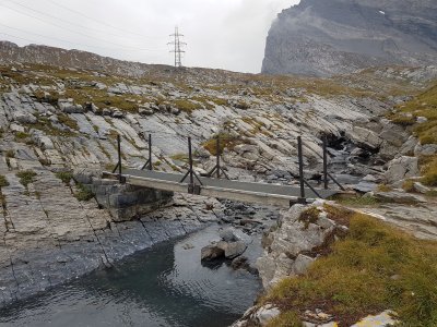<p>Petit pont enjambant la rivière</p>