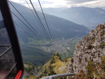 <p>Vue plongeante sur Loèche-les-Bains, depuis l'arrivée du téléphérique au Gemmipass</p>