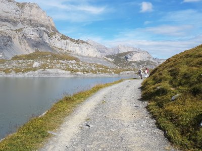 <p>Le sentier pédestre à l'est du lac est très large et sans danger</p>