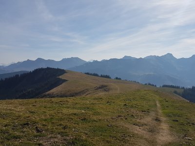 Le chemin à emprunter, entre La Berra et la croix