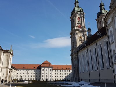 <p>La cathédrale de Saint-Gall et les&nbsp;bâtiments abbatiaux.</p>
