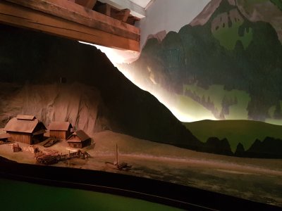<p>Dans le musée, scène animée représentant la livraison de bois en bateau</p>