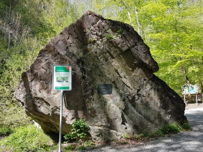 La pierre d'Alexandre en descendant le Dorfbach