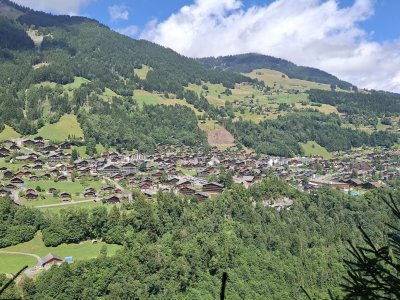 Vue sur Champéry depuis la Galerie Défago