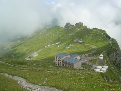 La gare et le restaurant des Rochers de Naye