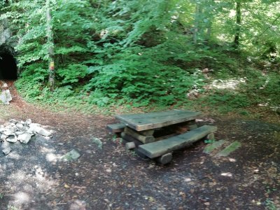2ème place pique-nique à l'entrée de la Grotte des Amoureux, un petit sentier est indiqué sur place en bordure de route