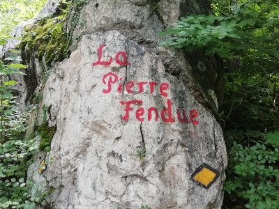 La Pierre Fendue suit la Pierre Valaisanne