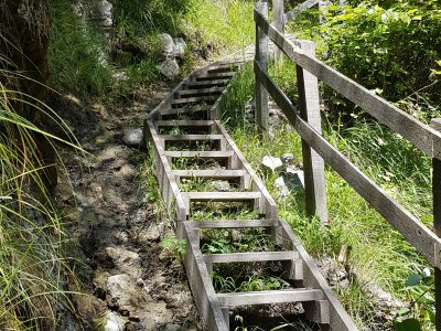 Un escalier, en montant le sentier