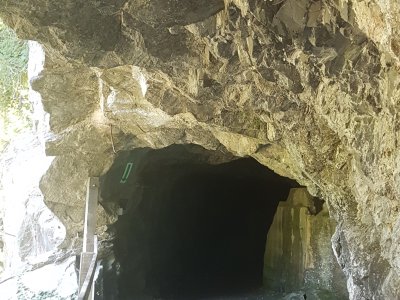 A la montée, le sentier passe par un grand tunnel