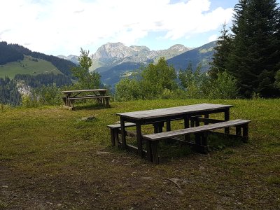 Joli point de vue, avec tables de pique-nique