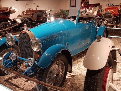 Dans le musée de l'automobile