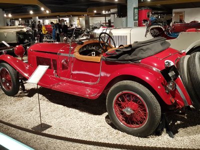 Dans le musée de l'automobile