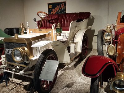 Dans le musée de l'automobile
