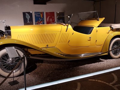 Dans le musée de l'automobile