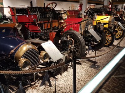 Dans le musée de l'automobile