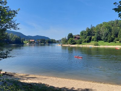 Petite plage au bord du Doubs