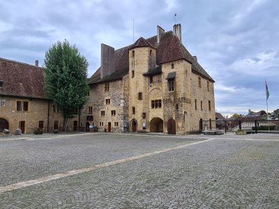 En rentrant dans la cour du château