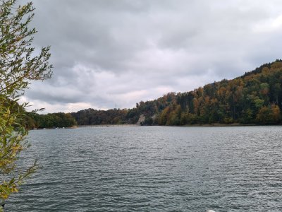 Au fond, le barrage de Rossens